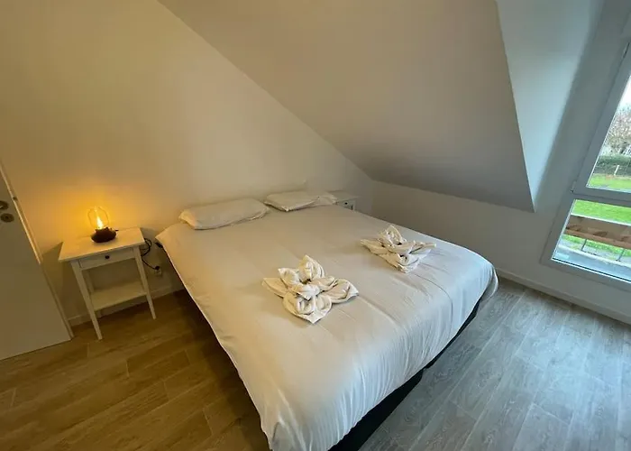 Dom wakacyjny Freesia, Maison Neuve Avec Jardin Et Garage